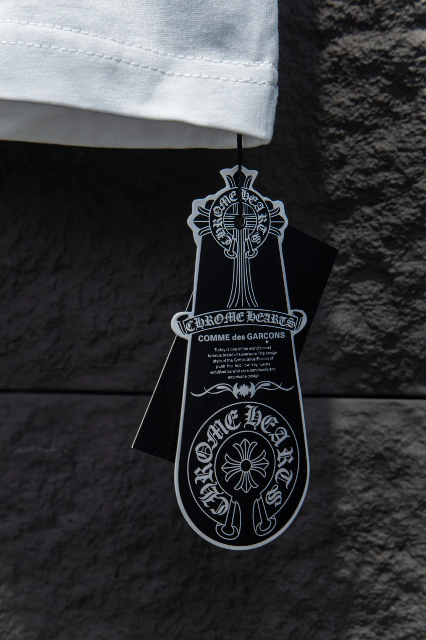 🅿️180 Style No.: 7058# Chrome hearts• 25ss ⚠YB custom-woven and custom-dyed fabric, color, printing, version, accessories. The fabric is woven by imported machines. The uniqueness of the cloth texture creates a perfect ready-made effect. The fabric is made of 260-gram clean cloth with 320-gram 1*1 rib. 4-color environmentally friendly custom-dyed fabric, and the threads are in the same cylinder without color difference.  Gradient graffiti on garments, hand-made graffiti technology on garments, the details of the collar, pockets, cuffs, and front and rear threads are clearly visible. The printing uses Japanese BROTHER white ink digital direct-injection garment printing. This model is a global limited edition. In order to present a product like a work of art, after a long period of repeated determination of details, a very high-standard garment is presented. The front chest is made of direct-injection printing environmentally friendly glue material, using a mechanized printing process. Mechanical printing has high precision, the positioning accuracy can reach ±0.02mm, and the quality is stable.   The body is treated with graffiti elements, which greatly increases the interest of the clothing; it has a unique visual effect. The special washing effect creates a unique aged effect.  Croix Heart Short Sleeve must be the first short-sleeved piece in spring and summer that blurs the boundaries of unisex style. It has a classic dropped shoulder oversize version and a loose and casual upper body.  Color: Black White Size: S M L XL